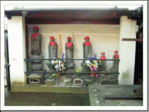 鎌倉街道の石地蔵（一番左） 現在は地福寺（中十条２－１）門前に立つ