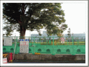 かつて鎌倉街道の石地蔵が立っていた場所は、 現在、自衛隊十条駐屯地の敷地になっている。 （この位置より20メートルくらい奥の辺りか？）