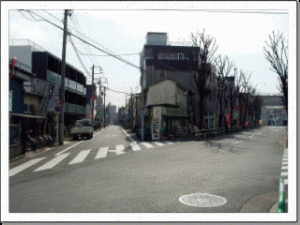 稲田小学校近くの二叉路 二股の角は自転車屋さんで、その先に 郵便局があります。左側の細い道を真っ直ぐ 南へ歩いていくことに致しましょう。 （右が上十条村・左が神谷村です）